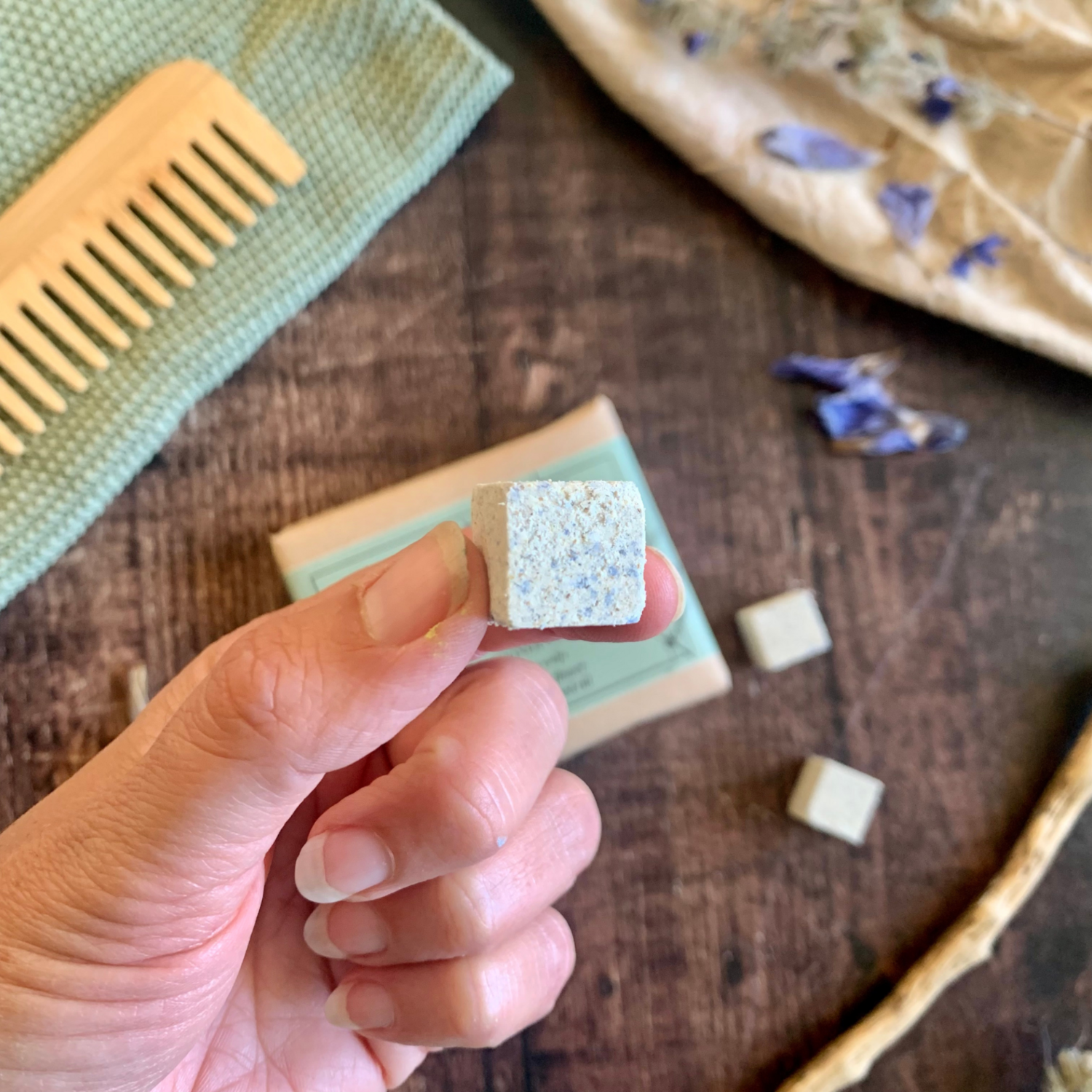 Shampoo cubes for sensitive scalp / dandruff from Hedgerow & Moor - Acala